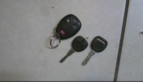 R4l6948 Chevrolet Lot Of 2 Chevy Keys And Keyless Remote Car Entry Key Fob Used