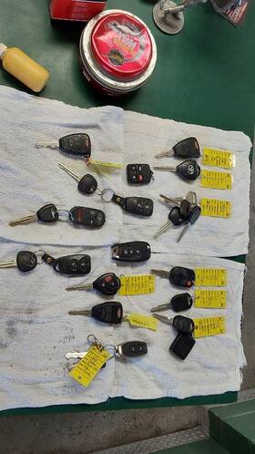 654.gm8x10 Chevrolet Truck 15 Different Key Fobs Oem
