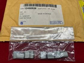 12490926 Gm Genuine Oem # Asst Step Finish Cover Retainer 10 New Old Stock