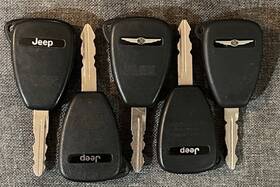 44304 Jeep Chrysler Remote Head Keyfobs Lot Of 5 Oem Great Condition