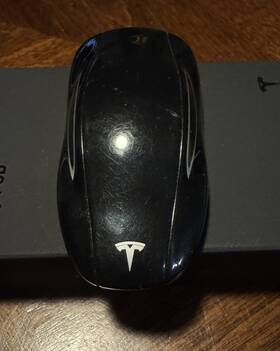 Yj03089 Tesla 2019 Key Fob - Slightly Used Still Works Yj03089 Tesla 2019 Key Fob - Slightly Used Still Works